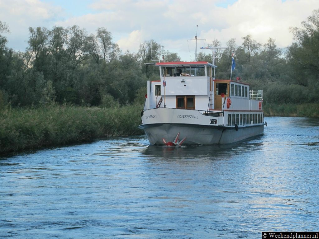 Op de foto ziet u de Zilvermeeuw, een rondvaartboot uit Drimmelen. Deze rondvaartboten hebben een aanlegsteiger bij het bezoekerscentrum van de Biesbosch in Drimmelen. Adres: Biesboschweg 4, 4924 BA Drimmelen .Tips: De rondvaarten in de Biesbosch.